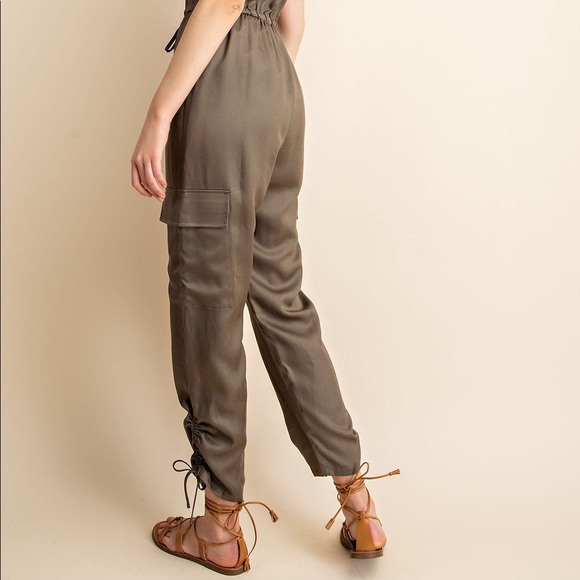 1 Small left! NWT 💕 Fabulous Olive Cargo Ruched Ankle Jumpsuit - Picture 6 of 8